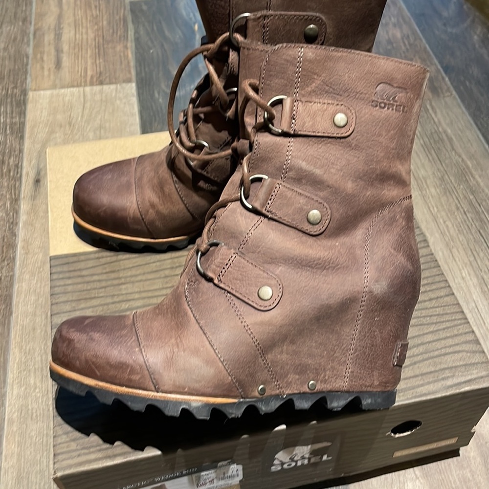 Joan Of Arctic Wedge Mid size Womens 8